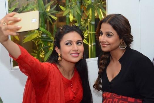 Divyanka Tripathi and Vidya Balan on the sets of Ye Hai Mohabbatein