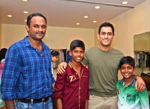 MS Dhoni meets Kaaka Muttai kids in Mumbai