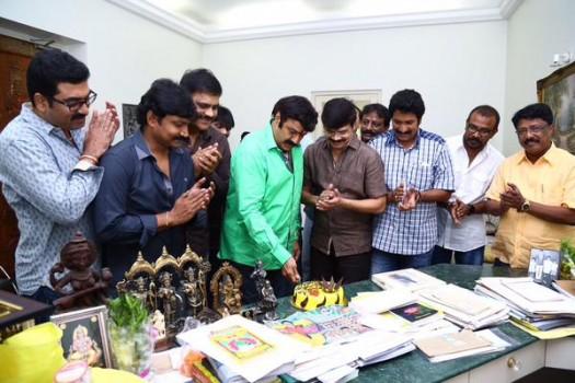 Balakrishna's Birthday celebrations with ‪Dictator‬ team