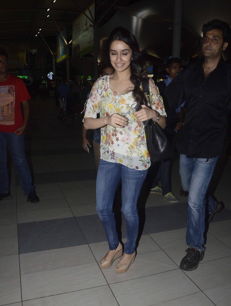 Shraddha Kapoor snapped at Mumbai Airport Vidya Balan,Varun Dhawan,Shraddha Kapoor,Vidya Balan snapped at Mumbai Airport,Varun Dhawan snapped at Mumbai Airport,Shraddha Kapoor snapped at Mumbai Airport,celebs snapped at Mumbai Airport,celebs at Mumbai Airport
