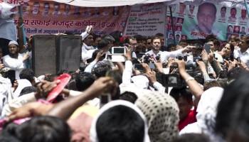 Rahul Gandhi,sanitation workers strike,East Delhi,Congress vice president Rahul Gandhi,delhi sanitation,Rahul Gandhi joins sanitation workers