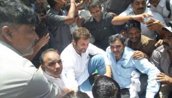 Rahul Gandhi,sanitation workers strike,East Delhi,Congress vice president Rahul Gandhi,delhi sanitation,Rahul Gandhi joins sanitation workers