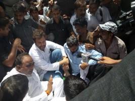 Rahul Gandhi,sanitation workers strike,East Delhi,Congress vice president Rahul Gandhi,delhi sanitation,Rahul Gandhi joins sanitation workers