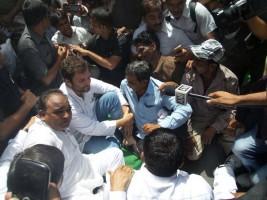 Rahul Gandhi,sanitation workers strike,East Delhi,Congress vice president Rahul Gandhi,delhi sanitation,Rahul Gandhi joins sanitation workers