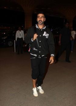 Akshay Kumar snapped at Mumbai Airport