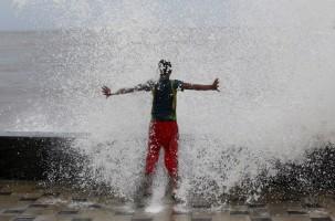 Monsoon hits Mumbai,Monsoon hits india,Monsoon,heavy rain,heavy rainfall,Mumbai Monsoon,mumbai rains,monsoon in mumbai forecast,monsoon in mumbai 2015,Mumbai's Best Monsoon