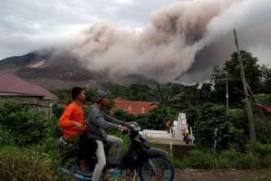 Mount Sinabung erupts,Indonesia's Mount Sinabung Erupts,Mount Sinabung,North Sumatra,Sukanalu village,volcano,Sinabung volcano,Mount Sinabung Volcano's eruption,Volcanic ash