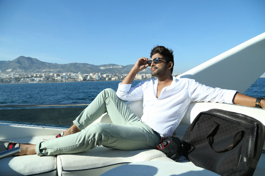Allu Arjun in Son of Satyamurthy Son of Satyamurthy,S/O Satyamurthy,Son of Satyamurthy photos,Son of Satyamurthy pictures,Son of Satyamurthy stills,S/O Satyamurthy photos,S/O Satyamurthy pictures,S/O Satyamurthy images,Allu Arjun,Upendra,Samantha Ruth Prabhu,Sneha,Adah Sharma,Nithya Mene