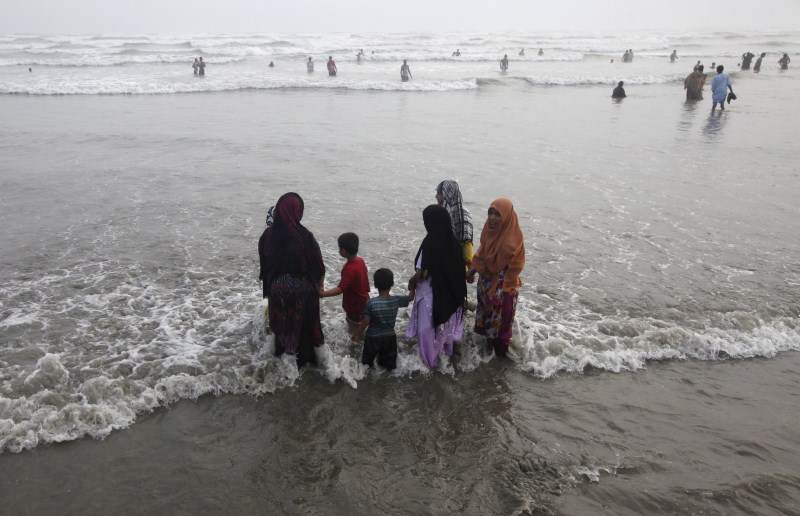 A family visits Clifton beach during intense hot weather in Karachi Pakistan Heat Wave,Heat Wave,Pakistan Heat Wave Kills Hundreds,Pakistan,Karachi,Karachi Heat Wave