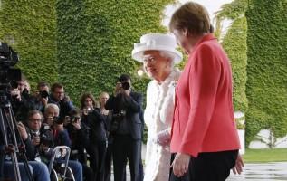 Queen Elizabeth II,Britain's Queen Elizabeth II,Britain's Queen Elizabeth II begins visit Germany,Queen Elizabeth,Angela Merkel,German Chancellor Angela Merkel