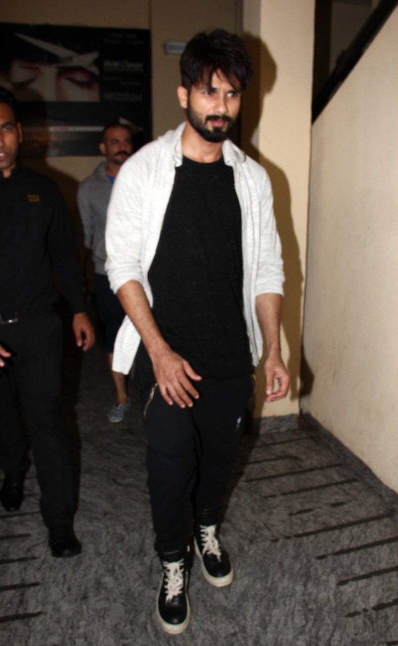Bollywood Actor Shahid Kapoor snapped at Juhu Shahid Kapoor,actor Shahid Kapoor,Shahid Kapoor snapped at Juhu,Dil Dhadhakne do,Shahid Kapoor pics,Shahid Kapoor images,Shahid Kapoor photos,Shahid Kapoor stills,Shahid Kapoor pictures,actor Shahid Kapoor pics,actor Shahid Kapoor images,actor Shahid Kapo