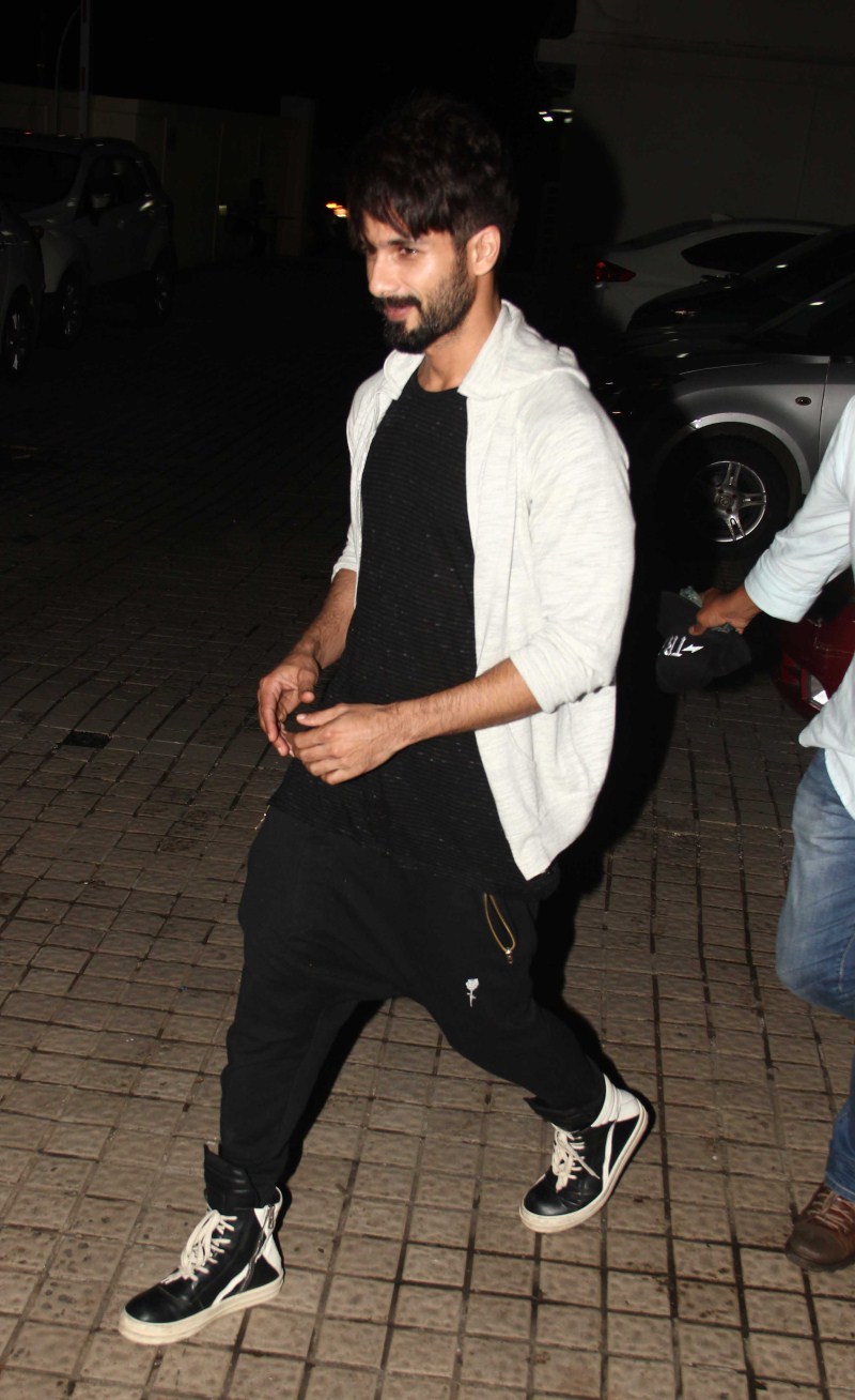 Shahid Kapoor snapped at Juhu Shahid Kapoor,actor Shahid Kapoor,Shahid Kapoor snapped at Juhu,Dil Dhadhakne do,Shahid Kapoor pics,Shahid Kapoor images,Shahid Kapoor photos,Shahid Kapoor stills,Shahid Kapoor pictures,actor Shahid Kapoor pics,actor Shahid Kapoor images,actor Shahid Kapo
