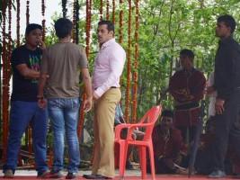Salman Khan,Salman Khan's new look for Prem Ratan Dhan Payo,Prem Ratan Dhan Payo,Salman Khan in Prem Ratan Dhan Payo,Prem Ratan Dhan Payo song,Prem Ratan Dhan Payo movie,Prem Ratan Dhan Payo on the sets,prem ratan dhan payo photo leaked