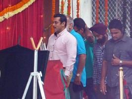 Salman Khan,Salman Khan's new look for Prem Ratan Dhan Payo,Prem Ratan Dhan Payo,Salman Khan in Prem Ratan Dhan Payo,Prem Ratan Dhan Payo song,Prem Ratan Dhan Payo movie,Prem Ratan Dhan Payo on the sets,prem ratan dhan payo photo leaked