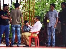 Salman Khan,Salman Khan's new look for Prem Ratan Dhan Payo,Prem Ratan Dhan Payo,Salman Khan in Prem Ratan Dhan Payo,Prem Ratan Dhan Payo song,Prem Ratan Dhan Payo movie,Prem Ratan Dhan Payo on the sets,prem ratan dhan payo photo leaked