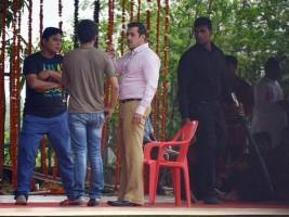 Salman Khan,Salman Khan's new look for Prem Ratan Dhan Payo,Prem Ratan Dhan Payo,Salman Khan in Prem Ratan Dhan Payo,Prem Ratan Dhan Payo song,Prem Ratan Dhan Payo movie,Prem Ratan Dhan Payo on the sets,prem ratan dhan payo photo leaked