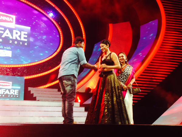 shruti Haasan accepts her award for Best Actor (Female|Telugu) for Race Gurram Filmfare Awards,62nd Filmfare Awards South 2015,Filmfare Awards South 2015 Winners,Filmfare Awards South 2015,Filmfare Awards 2015,Filmfare Awards pics,Filmfare Awards images,Filmfare Awards photos,Filmfare Awards stills