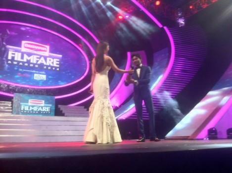 Kajal Agarwal presents the Best Actor Award to Dhanush