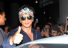 Shah Rukh Khan,Shah Rukh Khan Snapped at International Airport,SRK Snapped at International Airport,Shah Rukh Khan at International Airport,Shah Rukh Khan pics,Shah Rukh Khan images,Shah Rukh Khan photos,Shah Rukh Khan stills,Shah Rukh Khan pictures,Shah