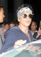 Shah Rukh Khan,Shah Rukh Khan Snapped at International Airport,SRK Snapped at International Airport,Shah Rukh Khan at International Airport,Shah Rukh Khan pics,Shah Rukh Khan images,Shah Rukh Khan photos,Shah Rukh Khan stills,Shah Rukh Khan pictures,Shah