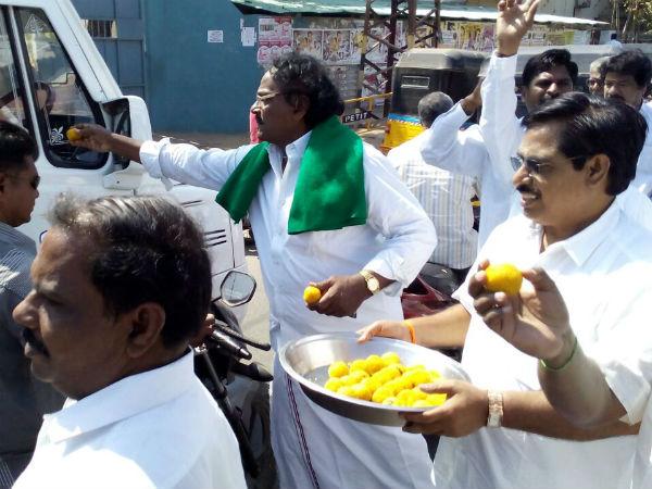 Jayalalithaa Supporters Celebrate her Victory in RK Nagar Constituency Jayalalithaa leads in RK Nagar constituency,Jayalalithaa,RK Nagar constituency,RK Nagar,RK Nagar By-Poll Results