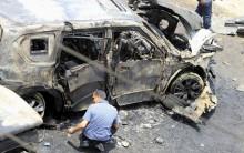 一名犯罪现场调查员正在调查埃及公众车队遭遇汽车炸弹袭击的现场