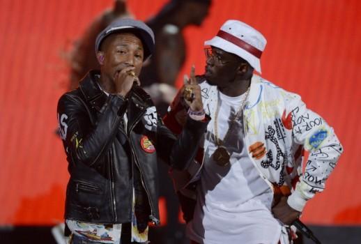 Pharrell Williams (L) and Sean 'Diddy' Coombs perform during the 2015 BET Awards
