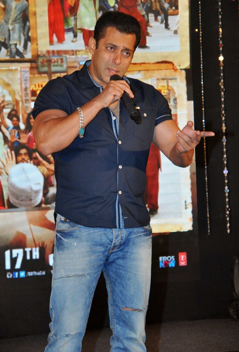 Salman Khan: Bajrangi Bhaijaan's Eid Special Song - Aaj Ki Party Meri Taraf Se Salman Khan,Bajrangi Bhaijaan,Aaj Ki Party Meri Taraf Se,Eid Special Song,Salman Khan Bajrangi Bhaijaan,Bajrangi Bhaijaan's Eid Special Song - Aaj Ki Party Meri Taraf Se