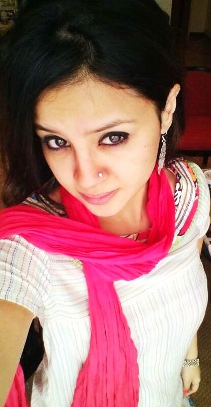 sakshi dhoni in pink saree