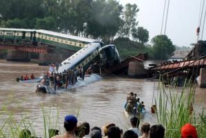 Gujranwala Train Accident,Train Accident,Train Accident in Gujranwala,Pakistan army,canal near Gujranwala,Gujranwala train crash,train crash