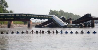Gujranwala Train Accident,Train Accident,Train Accident in Gujranwala,Pakistan army,canal near Gujranwala,Gujranwala train crash,train crash