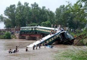 Gujranwala Train Accident,Train Accident,Train Accident in Gujranwala,Pakistan army,canal near Gujranwala,Gujranwala train crash,train crash