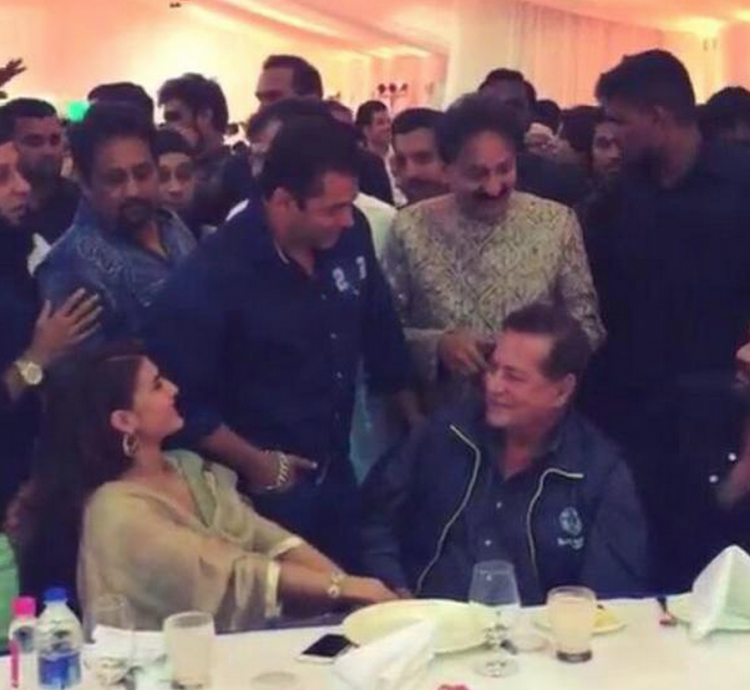 Salman Khan and Jacqueline Fernandez at Baba Siddique's Iftaar party Salman Khan at Baba Siddique's Iftaar party,Baba Siddique's Iftaar party,Salman Khan,Jacqueline Fernandez at Baba Siddique's Iftaar party,Jacqueline Fernandez,Varun Dhawan at Baba Siddique's Iftaar party,Varun Dhawan,Baba Siddique's Iftaar party 2015,Baba