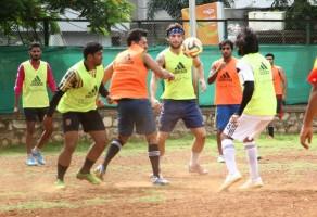 Ranbir Kapoor,Arjun Kapoor,Ranbir Kapoor snapped Playing Football at Khar,Arjun Kapoor snapped Playing Football at Khar,Ranbir Kapoor Playing Football,Arjun Kapoor Playing Football,Ranbir Kapoor and Arjun Kapoor