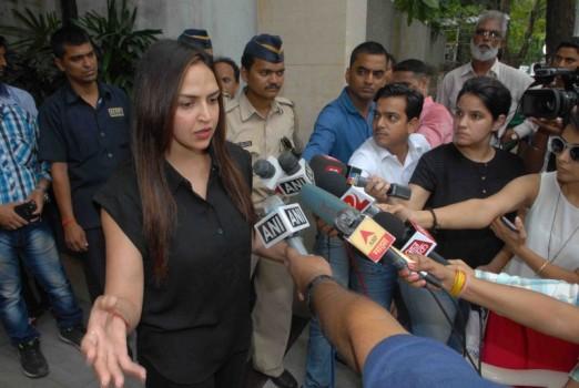 Esha Deol Speaks to Media after Hema Malini Discharged from Hospital