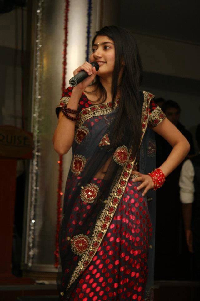 anushka-shetty-saree-stills-large-saree-828e4f01b0148a5048fe639abdb6549b-big-125905  | Cute & Hot Actress Stills