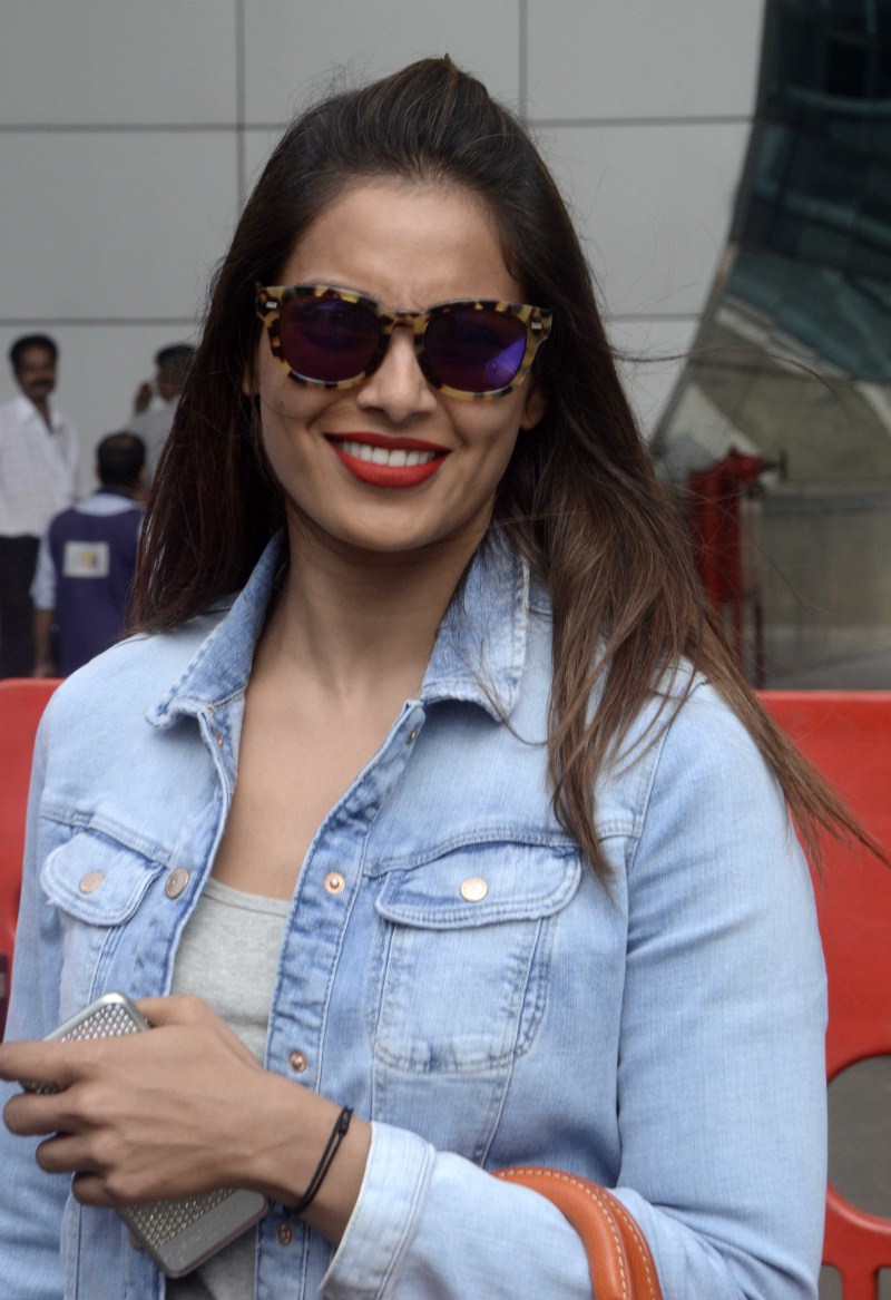 Actress Bipasha Basu spotted at Domestic Airport Bipasha Basu,Bipasha Basu spotted at Domestic Airport,actress Bipasha Basu,Bipasha Basu at Domestic Airport,Bipasha Basu pics,Bipasha Basu images,Bipasha Basu photos,Bipasha Basu stills,Bipasha Basu pictures