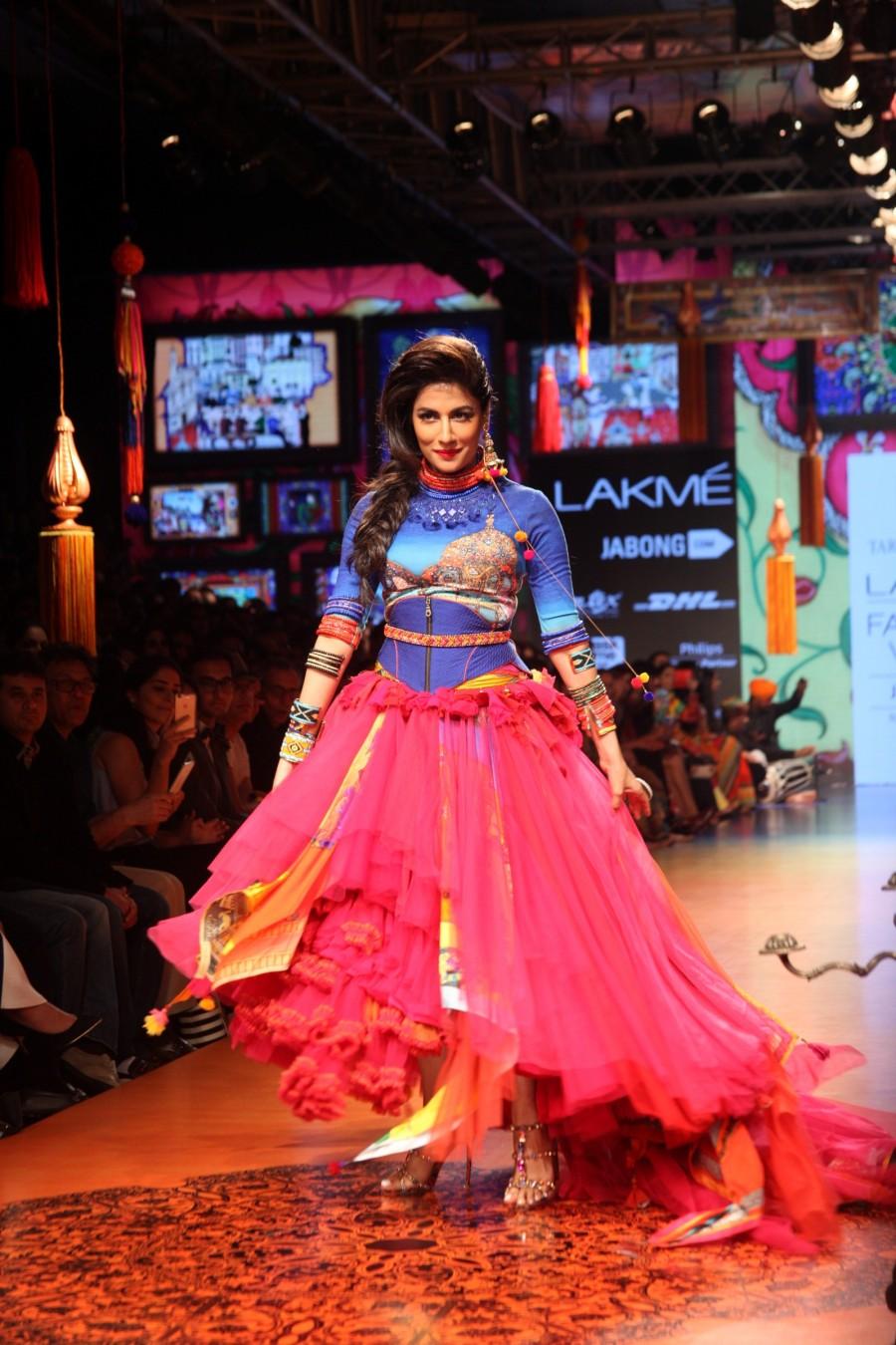 Chitrangada Singh walks the ramp for Tarun Tahiliani at LFW 2015 Lakme Fashion Week 2015,LFW2015,Day 5,Grand Finale,Shilpa Reddy,Tarun Tahiliani,shubhika,photos