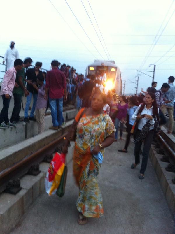 Delhi Metro: Train stuck near Laxmi Nagar Station Delhi Metro,Delhi Metro stuck,Delhi Metro stuck near East Delhi,Delhi Metro train,Metro train,Yamuna Bank Station,Laxmi Nagar station
