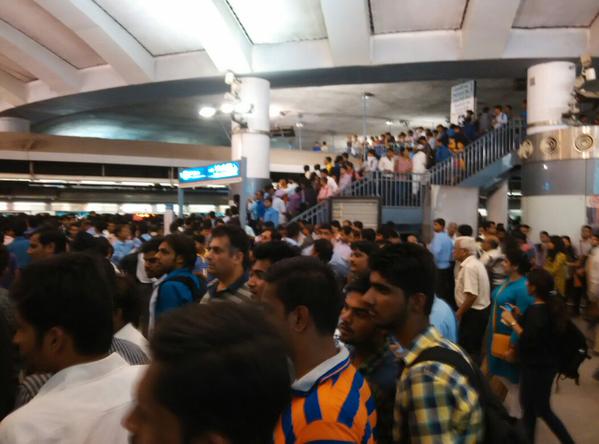 Delhi Metro: Train stuck near Laxmi Nagar Station Delhi Metro,Delhi Metro stuck,Delhi Metro stuck near East Delhi,Delhi Metro train,Metro train,Yamuna Bank Station,Laxmi Nagar station