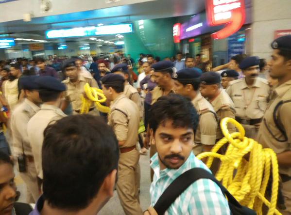 Delhi Metro: Train stuck near Laxmi Nagar Station Delhi Metro,Delhi Metro stuck,Delhi Metro stuck near East Delhi,Delhi Metro train,Metro train,Yamuna Bank Station,Laxmi Nagar station
