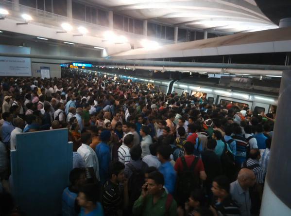 Delhi Metro: Train stuck near Laxmi Nagar Station Delhi Metro,Delhi Metro stuck,Delhi Metro stuck near East Delhi,Delhi Metro train,Metro train,Yamuna Bank Station,Laxmi Nagar station