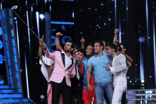 Salman, host Jai and contestants take a selfie on Zee TV's Dance India Dance 5
