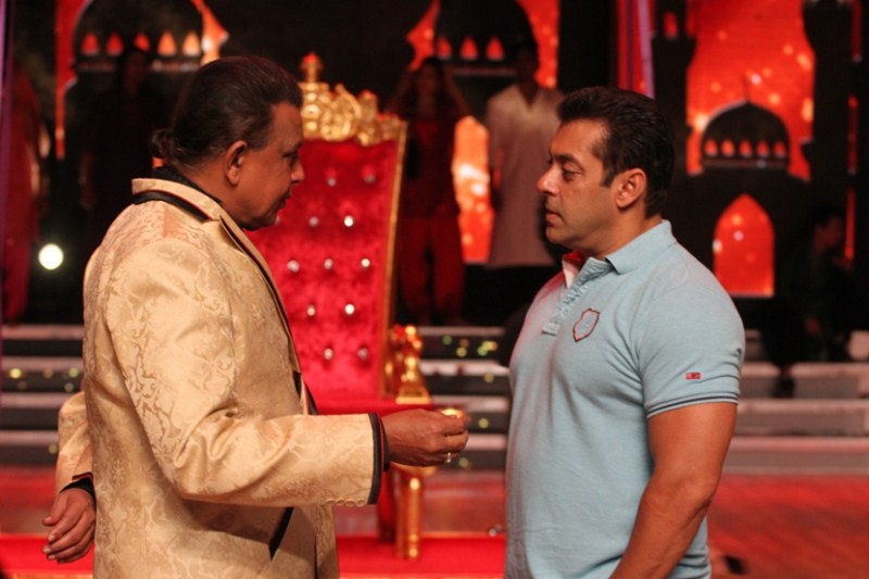 Salman and Mithun on Zee Tv's Dance India Dance season 5 Salman Khan,Salman Khan on Zee Tv's Dance India Dance Season 5,Dance India Dance Season 5,Dance India Dance,actor Salman Khan,Salman Khan pics,Salman Khan images,Salman Khan photos,Salman Khan stills,Salman Khan pictures,Bajrangi Bhaijaan