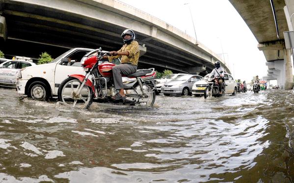 Heavy rains leads to waterlogging in Delhi Heavy rains,Heavy rain IN Delhi,Heavy rains leads to waterlogging in Delhi,Delhi rains,Rain In Delhi,waterlogging delhi,traffic delhi