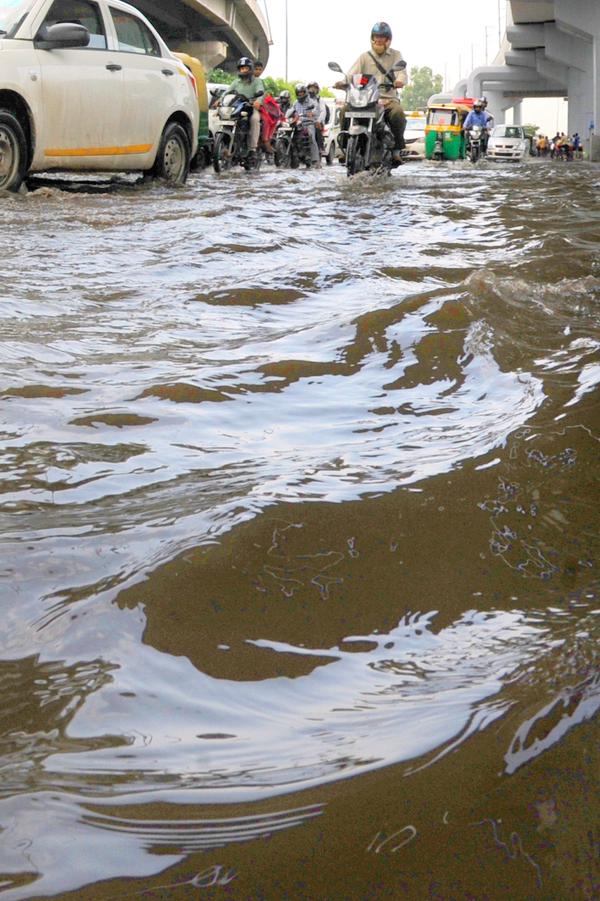 Heavy rains leads to waterlogging in Delhi Heavy rains,Heavy rain IN Delhi,Heavy rains leads to waterlogging in Delhi,Delhi rains,Rain In Delhi,waterlogging delhi,traffic delhi