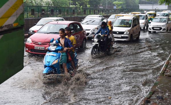Heavy rains leads to waterlogging in Delhi Heavy rains,Heavy rain IN Delhi,Heavy rains leads to waterlogging in Delhi,Delhi rains,Rain In Delhi,waterlogging delhi,traffic delhi