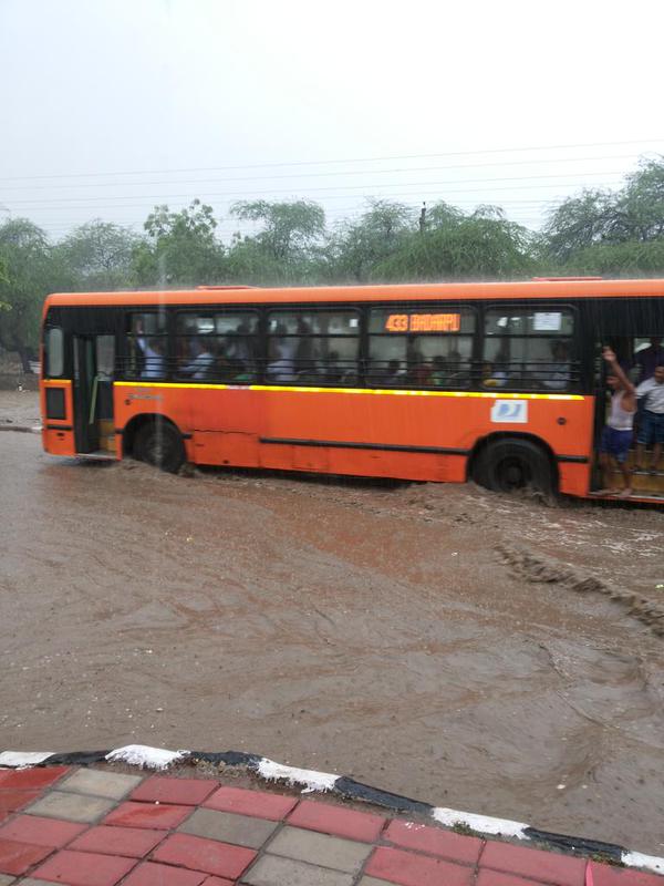 Heavy rains leads to waterlogging in Delhi Heavy rains,Heavy rain IN Delhi,Heavy rains leads to waterlogging in Delhi,Delhi rains,Rain In Delhi,waterlogging delhi,traffic delhi