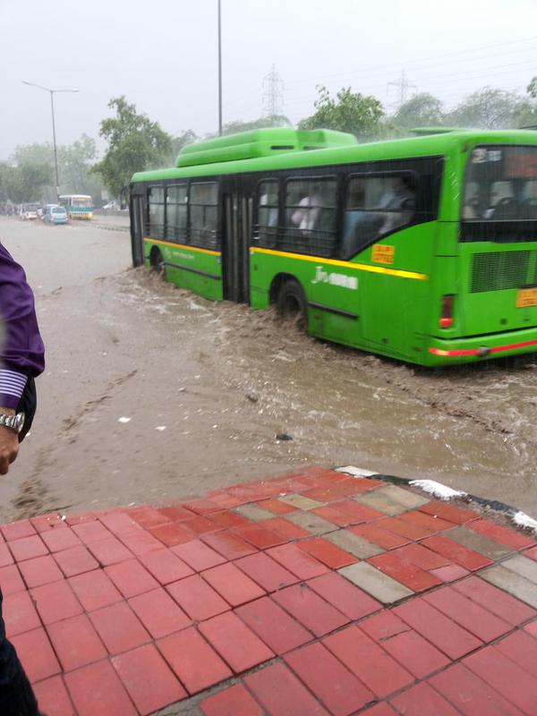 Heavy rains leads to waterlogging in Delhi Heavy rains,Heavy rain IN Delhi,Heavy rains leads to waterlogging in Delhi,Delhi rains,Rain In Delhi,waterlogging delhi,traffic delhi