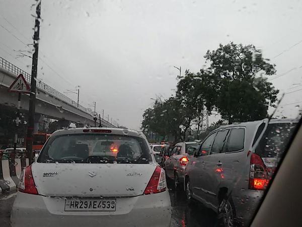 Heavy rains leads to waterlogging in Delhi Heavy rains,Heavy rain IN Delhi,Heavy rains leads to waterlogging in Delhi,Delhi rains,Rain In Delhi,waterlogging delhi,traffic delhi